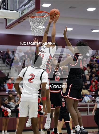 Thumbnail 1 in Horn vs. Tyler Legacy (UIL 6A D2 Area Playoff) photogallery.