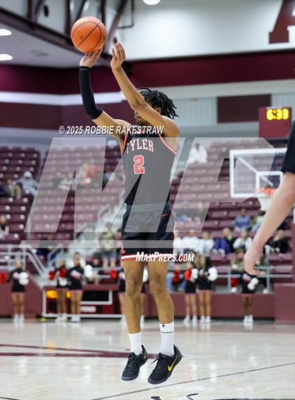 Thumbnail 1 in Horn vs. Tyler Legacy (UIL 6A D2 Area Playoff) photogallery.