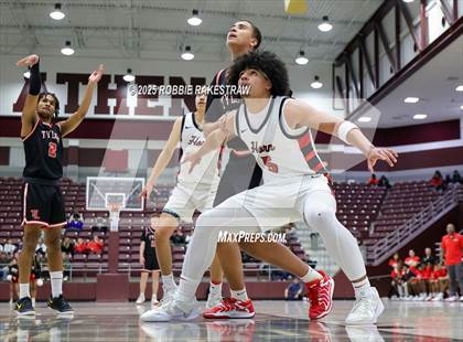 Thumbnail 3 in Horn vs. Tyler Legacy (UIL 6A D2 Area Playoff) photogallery.