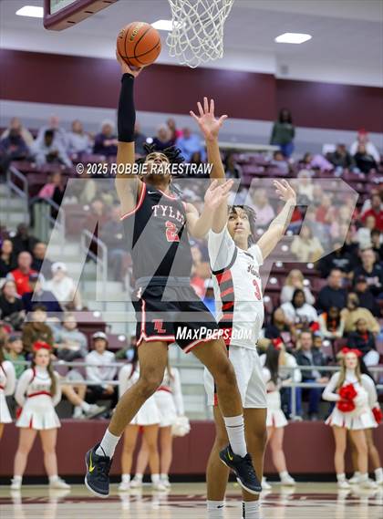 Thumbnail 1 in Horn vs. Tyler Legacy (UIL 6A D2 Area Playoff) photogallery.