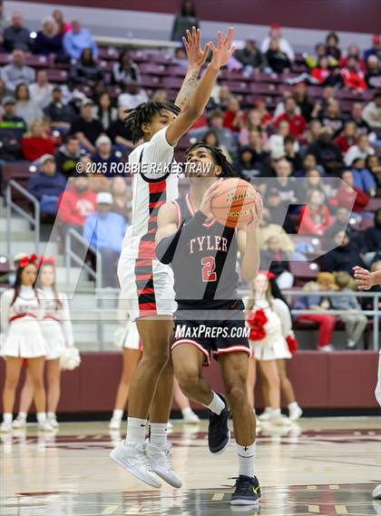 Thumbnail 2 in Horn vs. Tyler Legacy (UIL 6A D2 Area Playoff) photogallery.
