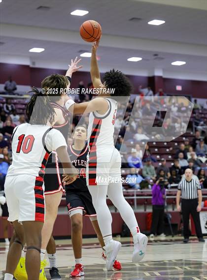 Thumbnail 2 in Horn vs. Tyler Legacy (UIL 6A D2 Area Playoff) photogallery.