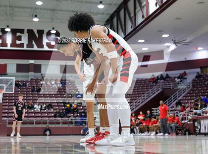 Thumbnail 1 in Horn vs. Tyler Legacy (UIL 6A D2 Area Playoff) photogallery.