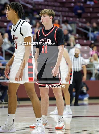 Thumbnail 3 in Horn vs. Tyler Legacy (UIL 6A D2 Area Playoff) photogallery.