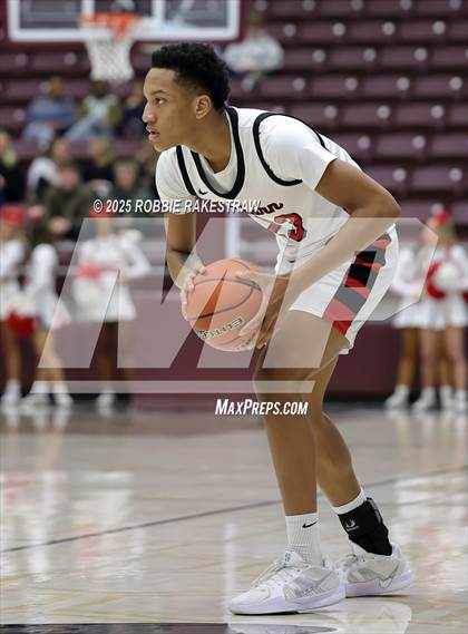 Thumbnail 2 in Horn vs. Tyler Legacy (UIL 6A D2 Area Playoff) photogallery.