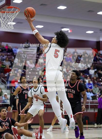 Thumbnail 2 in Horn vs. Tyler Legacy (UIL 6A D2 Area Playoff) photogallery.