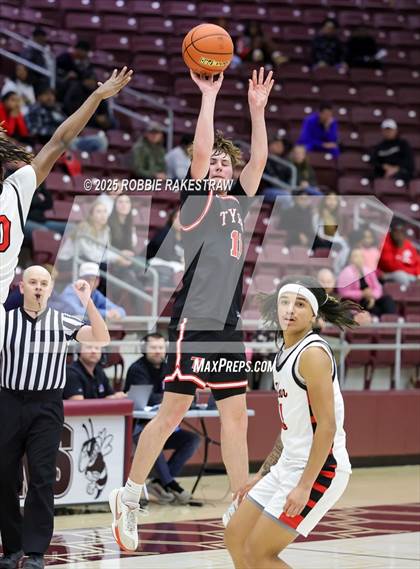 Thumbnail 1 in Horn vs. Tyler Legacy (UIL 6A D2 Area Playoff) photogallery.