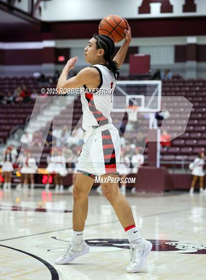 Thumbnail 2 in Horn vs. Tyler Legacy (UIL 6A D2 Area Playoff) photogallery.