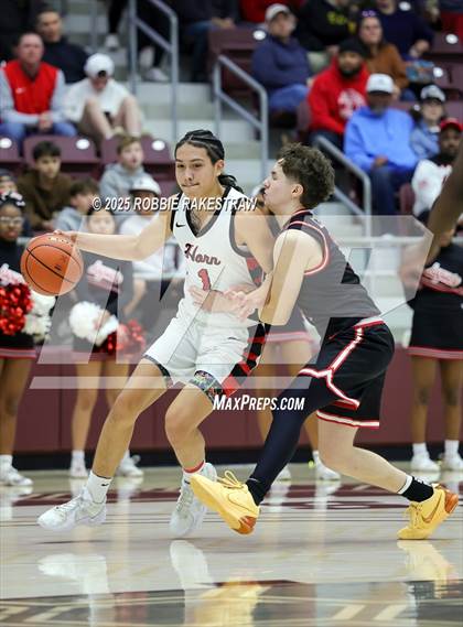 Thumbnail 2 in Horn vs. Tyler Legacy (UIL 6A D2 Area Playoff) photogallery.