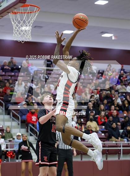 Thumbnail 2 in Horn vs. Tyler Legacy (UIL 6A D2 Area Playoff) photogallery.