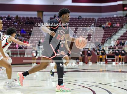 Thumbnail 1 in Horn vs. Tyler Legacy (UIL 6A D2 Area Playoff) photogallery.