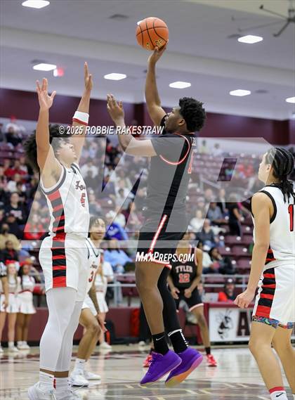 Thumbnail 3 in Horn vs. Tyler Legacy (UIL 6A D2 Area Playoff) photogallery.