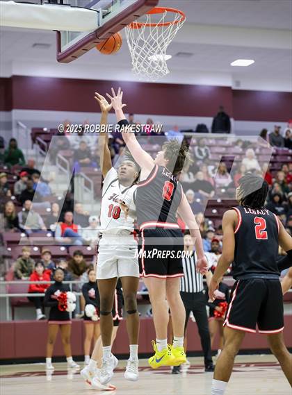 Thumbnail 2 in Horn vs. Tyler Legacy (UIL 6A D2 Area Playoff) photogallery.