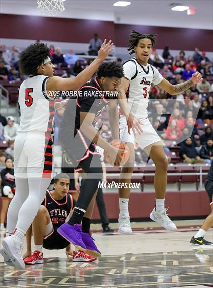 Thumbnail 3 in Horn vs. Tyler Legacy (UIL 6A D2 Area Playoff) photogallery.