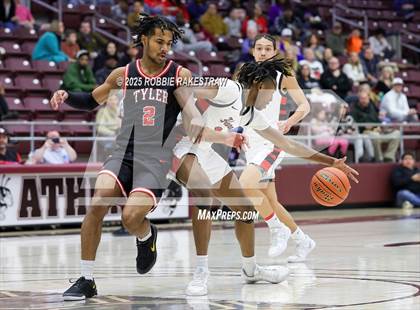 Thumbnail 3 in Horn vs. Tyler Legacy (UIL 6A D2 Area Playoff) photogallery.