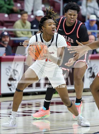Thumbnail 2 in Horn vs. Tyler Legacy (UIL 6A D2 Area Playoff) photogallery.