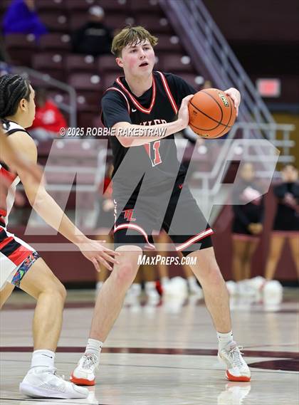 Thumbnail 1 in Horn vs. Tyler Legacy (UIL 6A D2 Area Playoff) photogallery.
