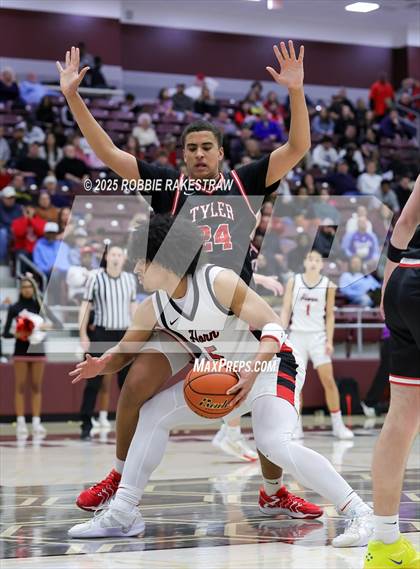 Thumbnail 2 in Horn vs. Tyler Legacy (UIL 6A D2 Area Playoff) photogallery.