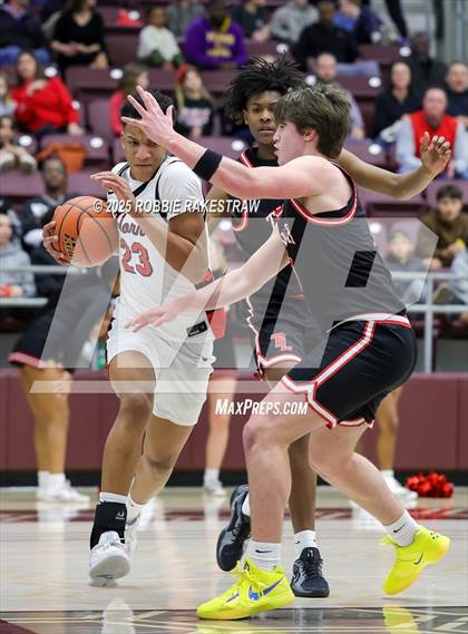 Thumbnail 1 in Horn vs. Tyler Legacy (UIL 6A D2 Area Playoff) photogallery.