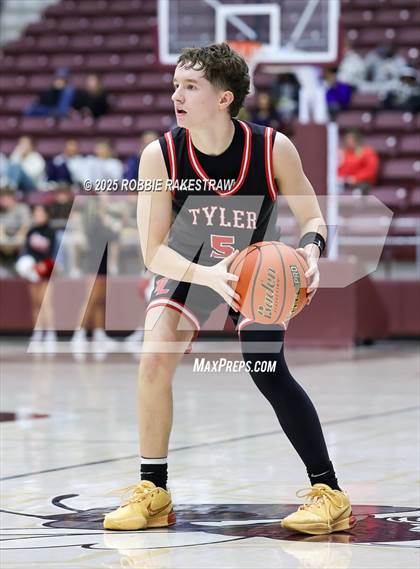 Thumbnail 2 in Horn vs. Tyler Legacy (UIL 6A D2 Area Playoff) photogallery.