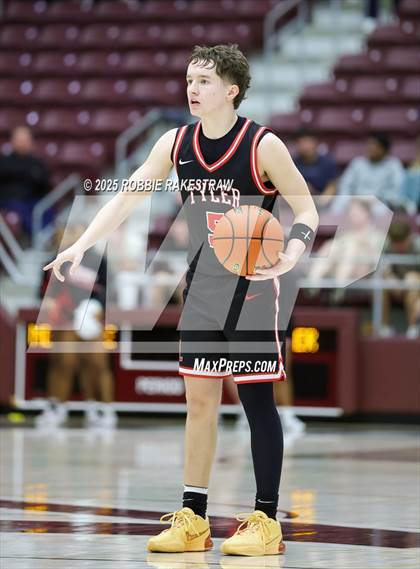 Thumbnail 2 in Horn vs. Tyler Legacy (UIL 6A D2 Area Playoff) photogallery.