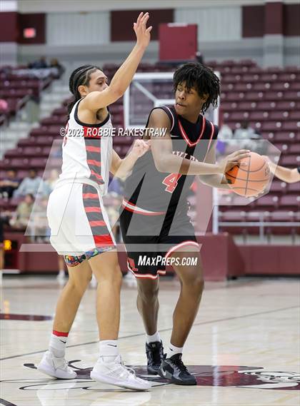 Thumbnail 2 in Horn vs. Tyler Legacy (UIL 6A D2 Area Playoff) photogallery.