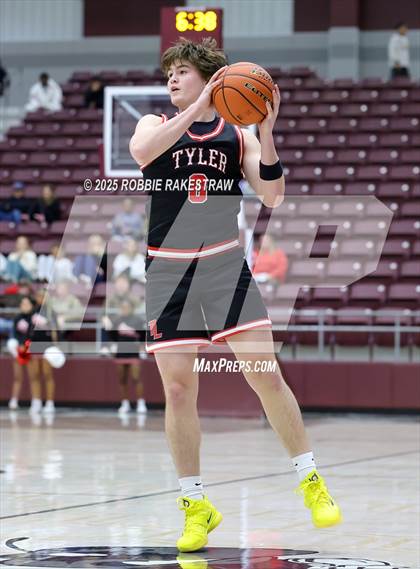 Thumbnail 3 in Horn vs. Tyler Legacy (UIL 6A D2 Area Playoff) photogallery.