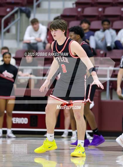 Thumbnail 1 in Horn vs. Tyler Legacy (UIL 6A D2 Area Playoff) photogallery.
