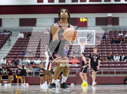 Thumbnail 3 in Horn vs. Tyler Legacy (UIL 6A D2 Area Playoff) photogallery.