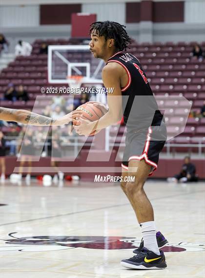 Thumbnail 2 in Horn vs. Tyler Legacy (UIL 6A D2 Area Playoff) photogallery.