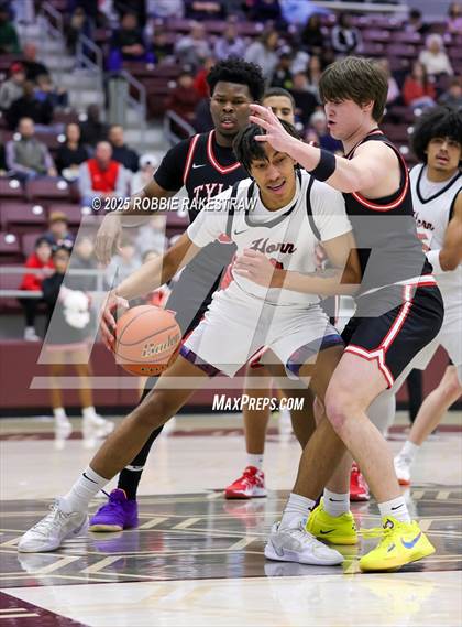 Thumbnail 3 in Horn vs. Tyler Legacy (UIL 6A D2 Area Playoff) photogallery.