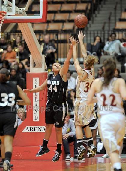 Thumbnail 1 in Stockdale vs. Clovis West (CIF CS D1 Final) photogallery.