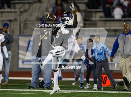 Thumbnail 2 in Crenshaw vs. Narbonne (CIF LACS Open Division Final) photogallery.