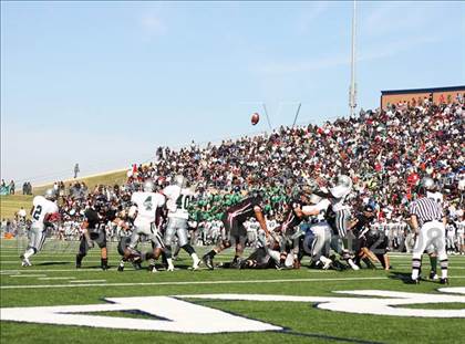 Thumbnail 3 in Hightower vs. Pearland (Texas 5A D1 Quarterfinal) photogallery.