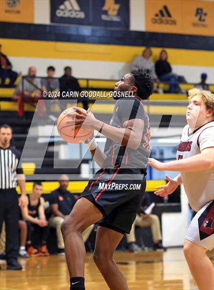 Thumbnail 3 in Living Water Christian vs. New Bern (Hurricane Holiday Classic) photogallery.