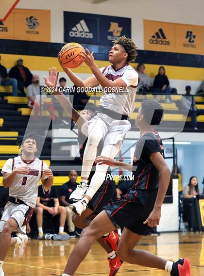 Thumbnail 3 in Living Water Christian vs. New Bern (Hurricane Holiday Classic) photogallery.