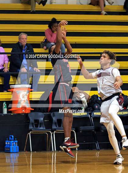 Thumbnail 3 in Living Water Christian vs. New Bern (Hurricane Holiday Classic) photogallery.