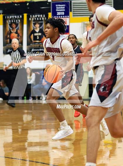 Thumbnail 3 in Living Water Christian vs. New Bern (Hurricane Holiday Classic) photogallery.
