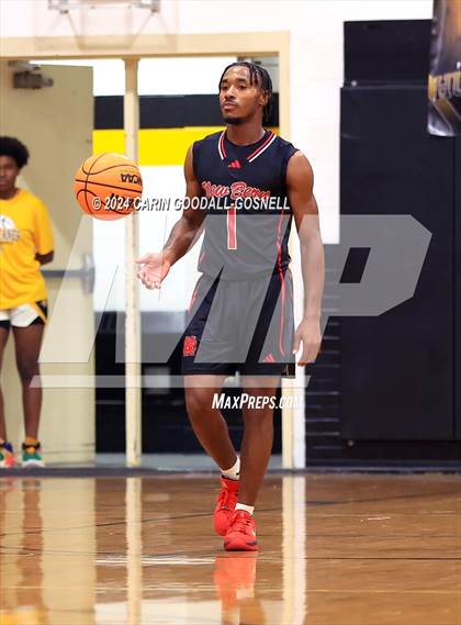 Thumbnail 2 in Living Water Christian vs. New Bern (Hurricane Holiday Classic) photogallery.