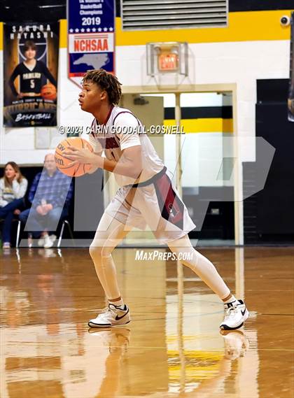 Thumbnail 3 in Living Water Christian vs. New Bern (Hurricane Holiday Classic) photogallery.