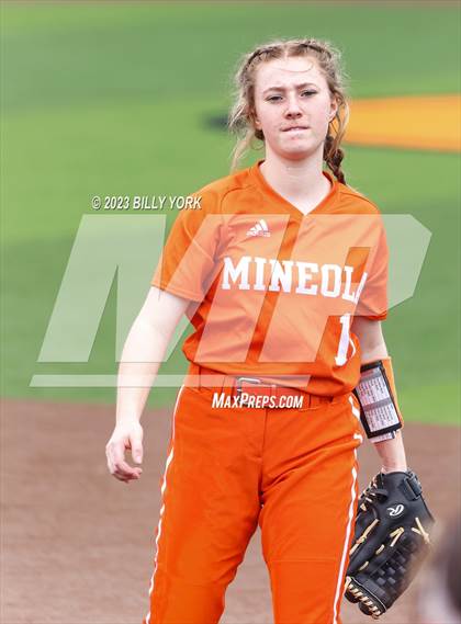 Thumbnail 2 in Mineola vs Van photogallery.