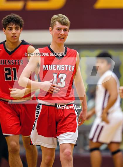 Thumbnail 1 in JV: Muenster @ Collinsville photogallery.