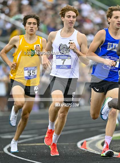 Thumbnail 2 in IHSAA Finals (1600 Meter) photogallery.