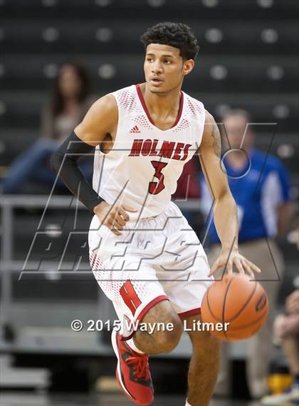 Thumbnail 1 in Newport Central Catholic vs Holmes photogallery.