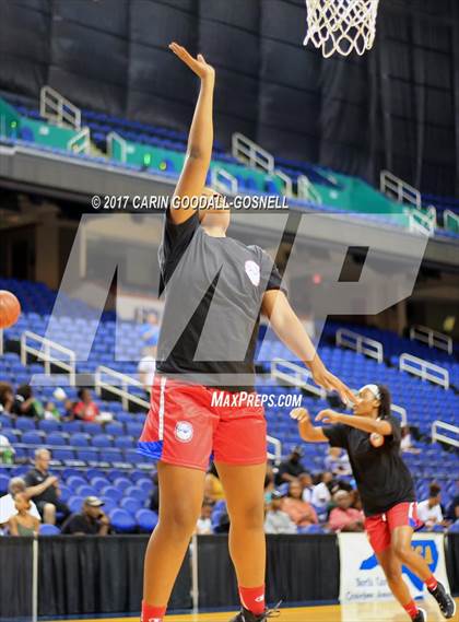 Thumbnail 1 in NCCA East vs. West All-Star Basketball photogallery.