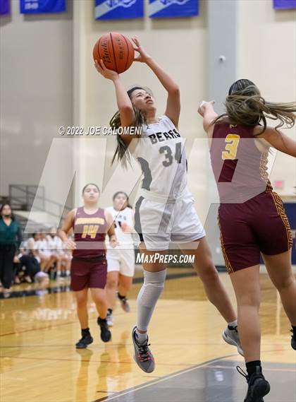 Thumbnail 2 in Edison [Thomas A.] vs Harlandale (UIL 5A Region 4 Bi-District) photogallery.