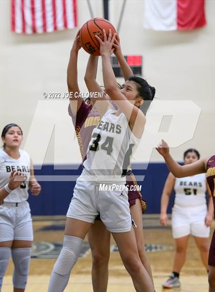 Thumbnail 3 in Edison [Thomas A.] vs Harlandale (UIL 5A Region 4 Bi-District) photogallery.