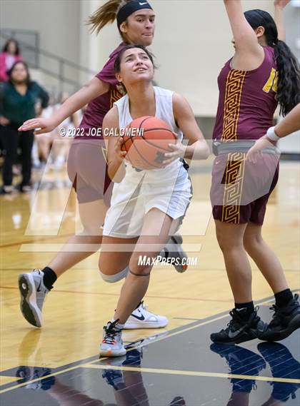 Thumbnail 2 in Edison [Thomas A.] vs Harlandale (UIL 5A Region 4 Bi-District) photogallery.