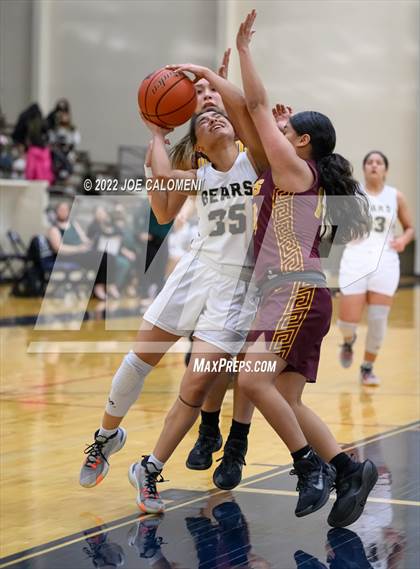 Thumbnail 1 in Edison [Thomas A.] vs Harlandale (UIL 5A Region 4 Bi-District) photogallery.