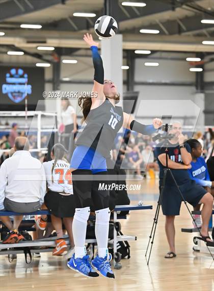 Thumbnail 2 in Perry vs. South Medford (Nike TOC Southwest) photogallery.